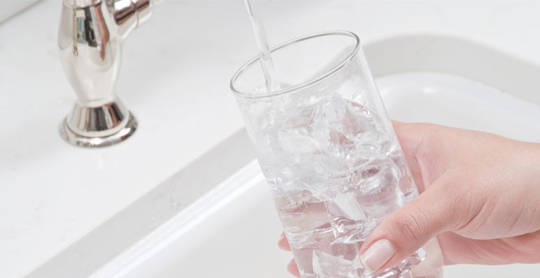 Filling a water glass at dedicated RO tap